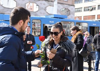 Malonogometaši Dinama sugrađankama poklanjali ruže
