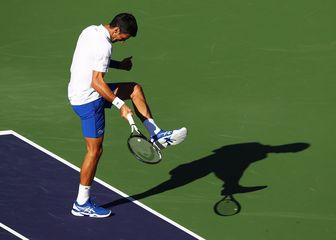 Đoković lomi reket na tenisici (Foto: AFP)