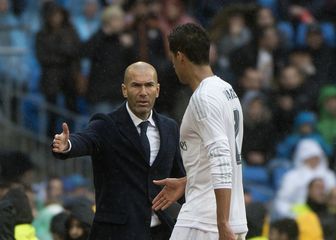 Zinedine Zidane i Raphael Varane (Foto: AFP)