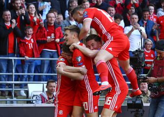 Slavlje nogometaša Walesa nakon gola Slovačkoj (Foto: AFP)