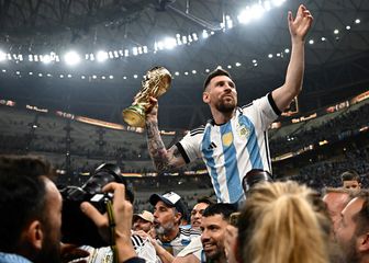 Lionel Messi s trofejom Svjetskog prvenstva