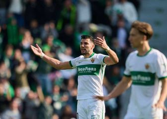 Rafa Mir (u sredini)