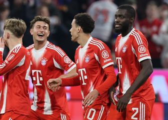 Jamal Musiala slavi s igračima Bayerna