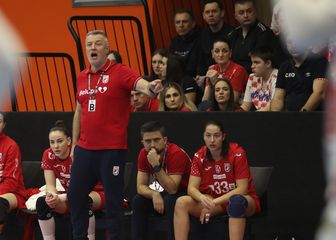 Ivica Obrvan i rukometašice