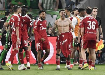 Isaac Romero i igrači Seville