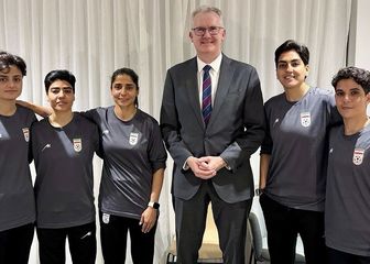 Tony Burke i iranske nogometašice