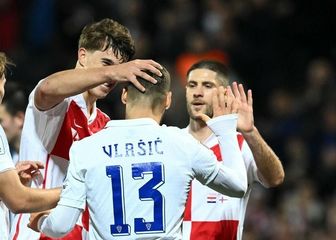 Luka Vušković (u sredini)