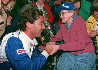 Obožavateljica Jeannea Damerota i Ayrton Senna u veljači 1994. (Foto: AFP)
