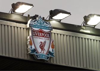 Grb Liverpoola na Anfieldu (Foto: AFP)