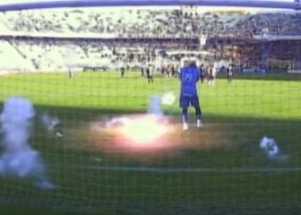 Huligani gađali vratara topovskim udarima i petardama (Screenshot: YouTube)