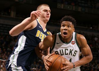 Nikola Jokić i Giannis Antetokounmpo (Foto: AFP)