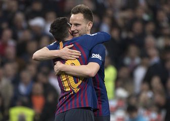 Rakitić i Messi u zagrljaju (Foto: AFP)
