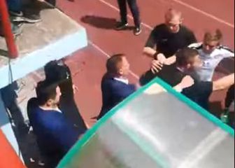 Službene osobe zadržavaju suca koji je krenuo prema igraču Hajduka (Screenshot)