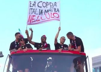 Igrači Milana drže poruku protiv Intera