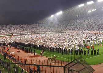 Navijači Hajduka utrčali na teren Poljuda