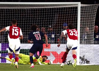 David Raya brani kazneni udarac PSG-u