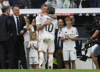 Luka Modrić i Toni Kroos u zagrljaju