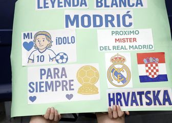 Navijački poster za Modrića na oproštaju