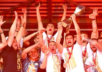 Igrači Rijeke sa šampionskim peharom