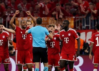 Igrači Bayerna oko suca Pinheira