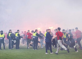 Huligani Slavije utrčali na teren