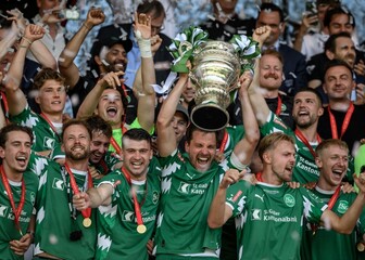 Jozo Stanić slavi s igračima St. Gallena osvajanje švicarskog Kupa 2026.
