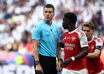 Daniel Siebert i Bukayo Saka