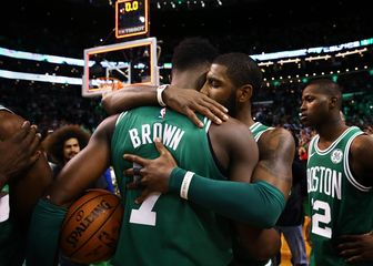 Brown i Irving u zagrljaju (Foto: AFP)