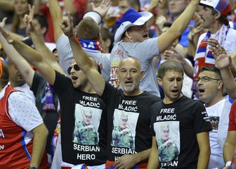 Srpski navijači s majicama podrške Ratku Mladiću (Foto: AFP)