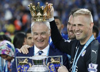 Claudio Ranieri s trofejem Premierlige (Foto: AFP)