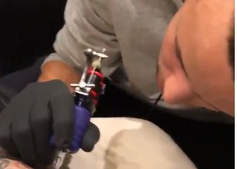 Curry tetovira svog tattoo artista (Screenshot)