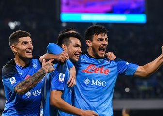 Hirving Lozano i igrači Napolija slave pogodak