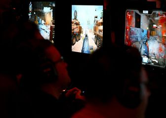 Gameri igraju Call of Duty, ilustracija