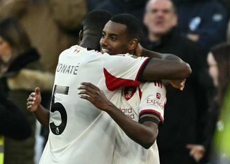 Alexander Isak (desno)