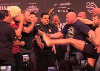 Front kick Conora prema Nurmagomedovu (Screenshot)