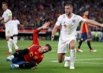 Eric Dier uklizao Ramosu (Foto: AFP)