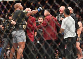 Daniel Cormier i Brock Lesnar (Foto: AFP)