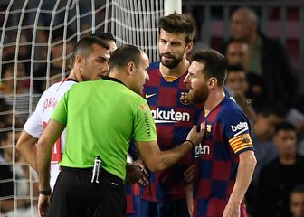 Mateu Lahoz, Gerard Pique i Lionel Messi (Foto: AFP)