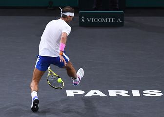 Rafa Nadal igra kroz noge (Foto: AFP)