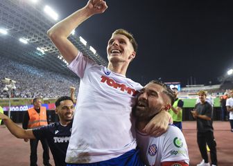 Emir Sahiti slavi pobjedu sa suigračima Hajduka