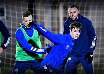 Robbie Burton na treningu Dinama