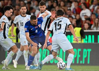 Mateo Kovačić u duelu s Vitinhom i Joaom Nevesom