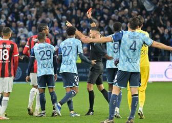 Sudac pokazuje crveni karton