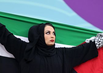 Navijačica sa zastavom Palestine