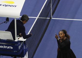 Serena u raspravi sa sucem (Foto: AFP)
