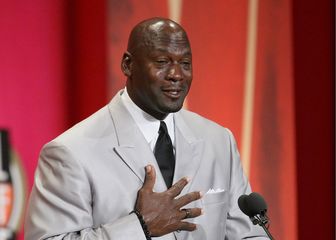 Uplakani Michael Jordan ulazi u Kuću slavnih (Foto: AFP)