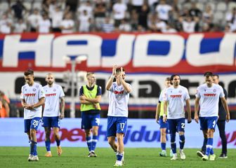 Hajdukovi igrači pozdravljaju Torcidu