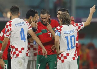 Hakim Ziyech i Luka Modrić na utakmici Maroka i Hrvatske na SP 2022.