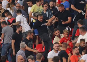 Ljudi u crnom tuku navijače na Marakani