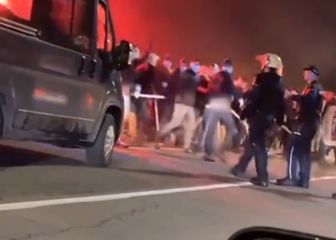 Huligani s palicama prolaze pokraj policije